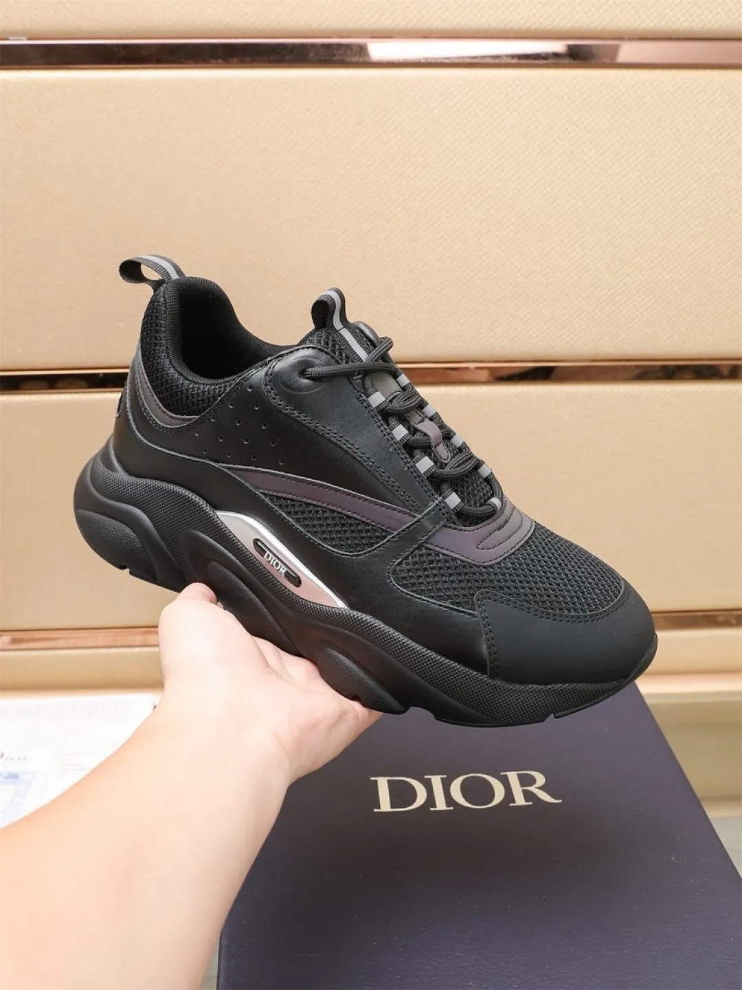 Men's shoes 💰P460💰【Dior】Dior✨ is online at the same time👏 This casual sneaker is a new product in the series and continues Di*r's classic style. The upper is made of original mesh and cow leather, with a two-color textured outsole, and the brand's iconic details on the rear collar and heel to enhance the style. Fashionable and versatile. Wear it with jeans or slacks for a casual look. Size: 38-44 (45 customized)